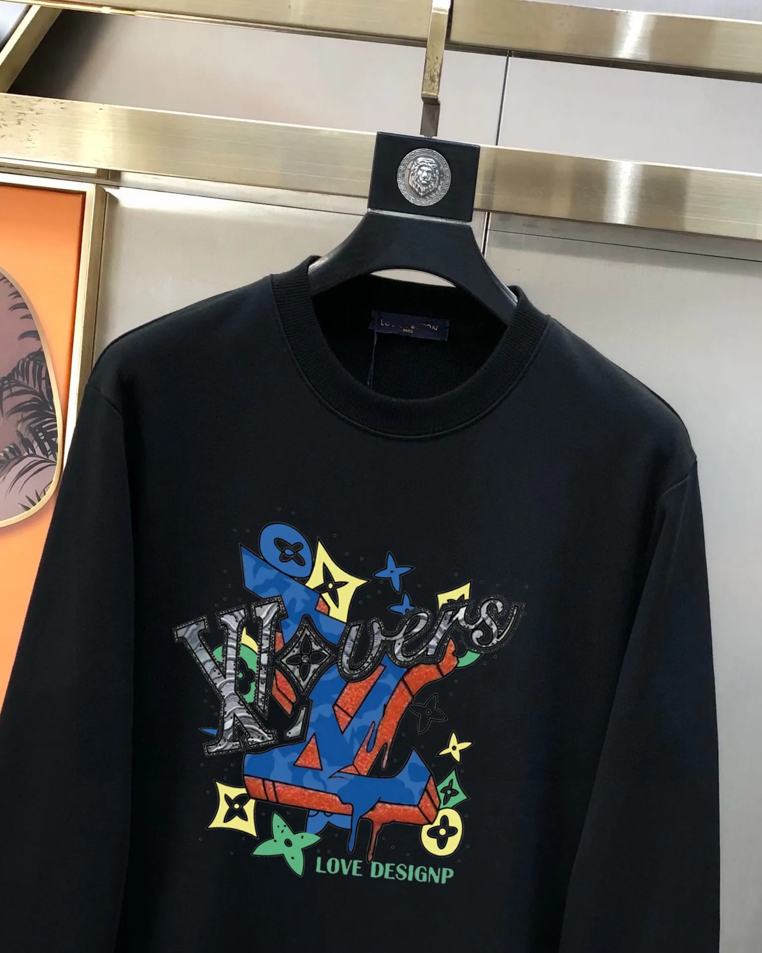 🅿️220 brand [LV Louis Vuitton] (good news for fat people) 2025ss autumn latest long-sleeved round-neck sweatshirt, on sale simultaneously on the official website. Refreshing and breathable. Made of top Tencel Roman. Comfortable and soft. 3D three-dimensional clarity. Super fashion sense. Great for gifting and keeping for yourself. Size: M-5XL (can wear up to 220 pounds)